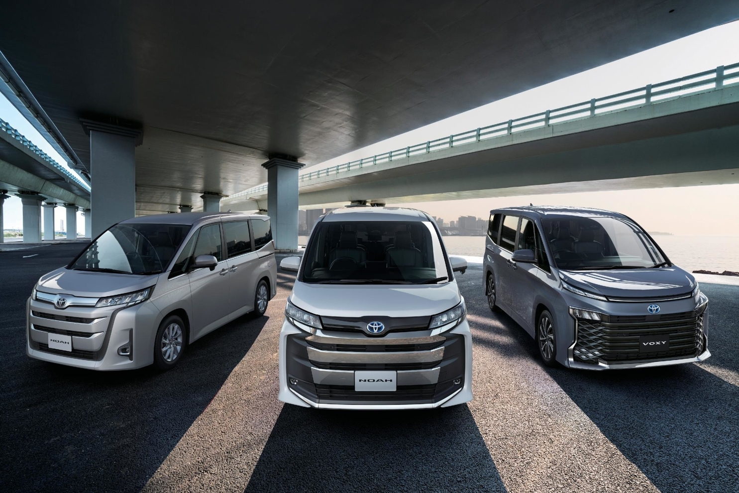左からノア HYBRID Z