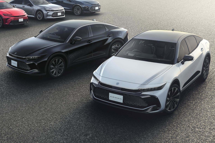 （前列右）：特別仕様車 CROSSOVER RS “THE 70th” （ベース車両はCROSSOVER RS）