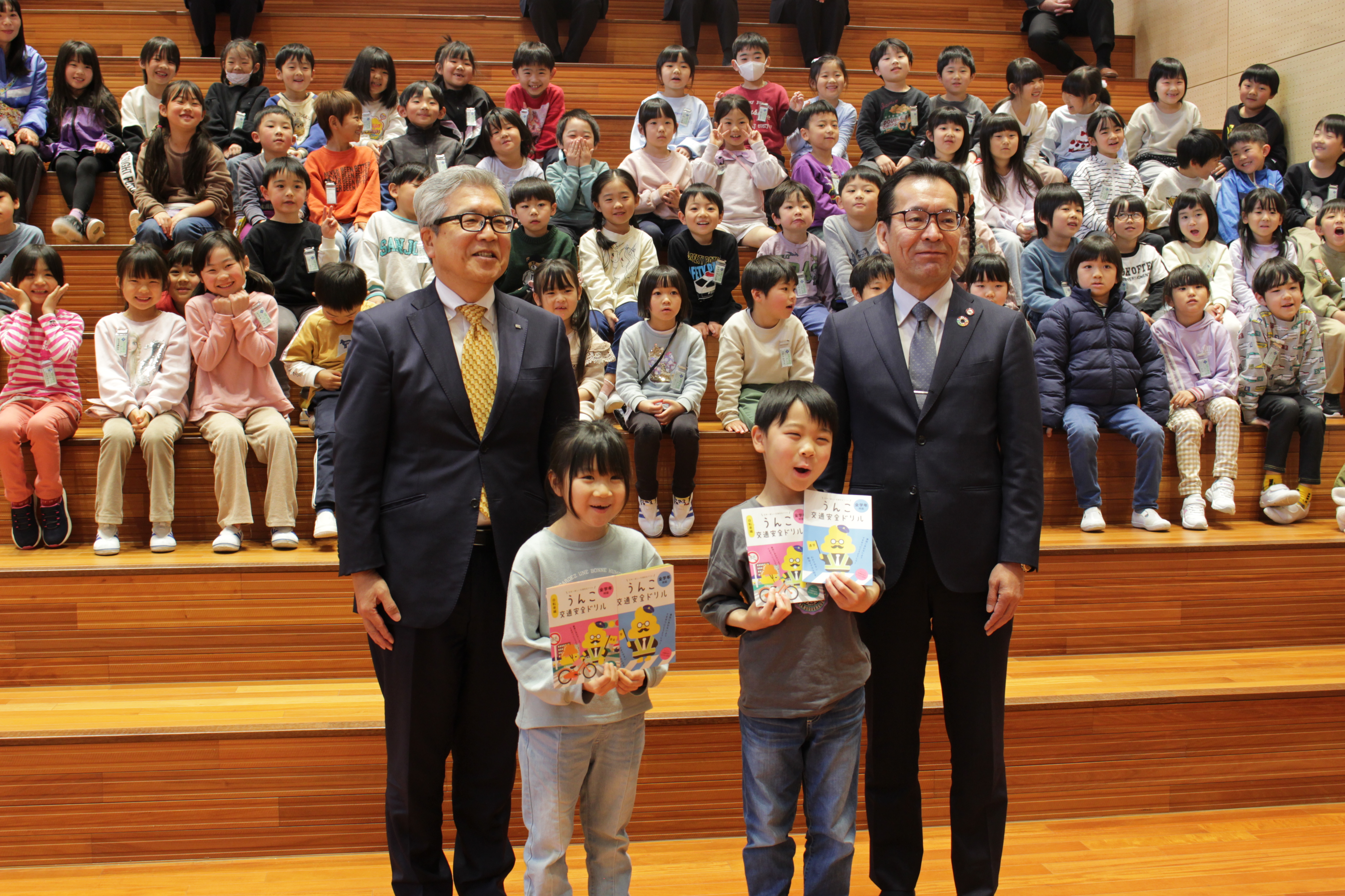 2504_茅野市交通安全冊子贈呈式