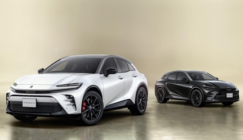 （左）：特別仕様車 SPORT RS “THE 70th” （ベース車両はSPORT RS）