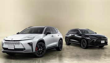 （左）：特別仕様車 ESTATE RS “THE 70th” （ベース車両はESTATE RS）