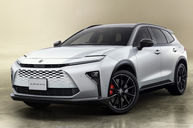 （左）：特別仕様車 ESTATE RS “THE 70th” （ベース車両はESTATE RS）