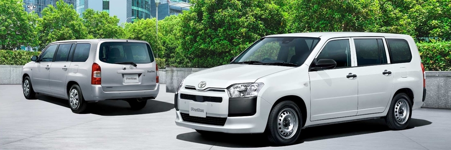 （左）：F（ハイブリッド車）