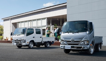 写真左はダブルキャブ・2WD・ジャストロー・木製デッキ・1.0トン積・2.0Lガソリン車