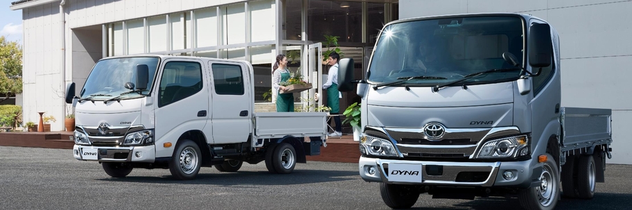 写真左はダブルキャブ・2WD・ジャストロー・木製デッキ・1.0トン積・2.0Lガソリン車