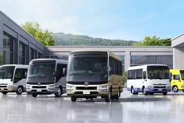 左から順にLX（標準ボディ車・25人乗り）ボディカラーはホワイト/ベージュ〈2JP(058/4S4)〉