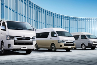 （左）：VAN・2WD・2800ディーゼル・標準ボディ・スーパーGL