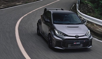 RZ“High performance” + Aero performance package［GR-DAT（8AT・4WD）］