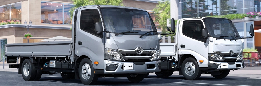 左）ワイドキャブ・2WD・ロングデッキ・フルジャストロー・2.0トン積