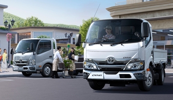 【モデル入り素材】左）ワイドキャブ・2WD・ロングデッキ・フルジャストロー・2.0トン積