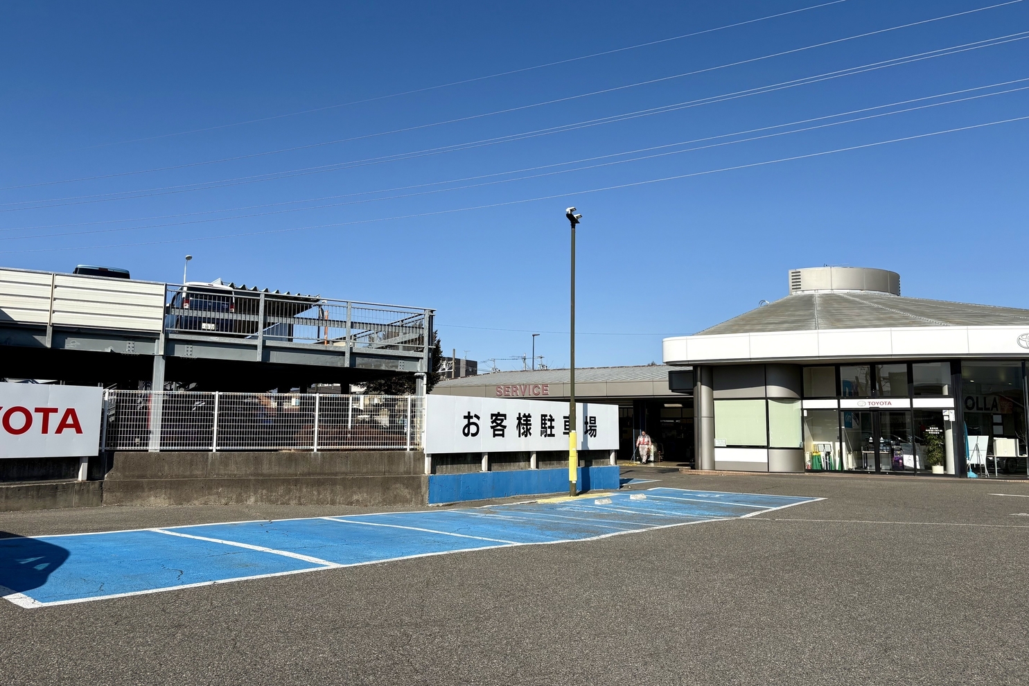 塩尻店駐車場